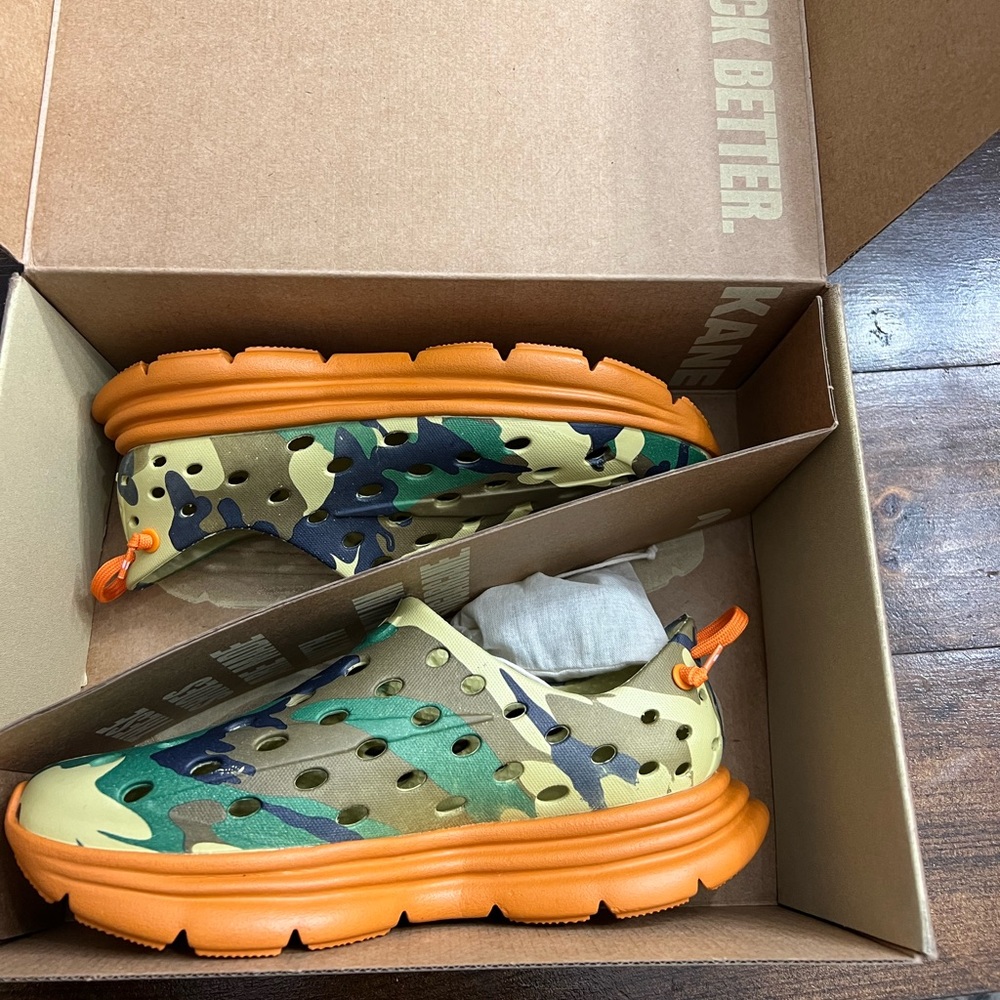 Brand new in box 100% authentic Kane Footwear. Revive style. Men’s 6/women’s 8.